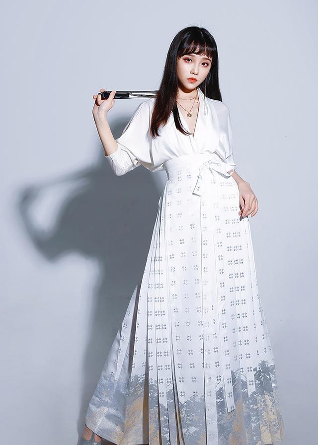 最新时尚裙子引领潮流，让你瞬间成为焦点！