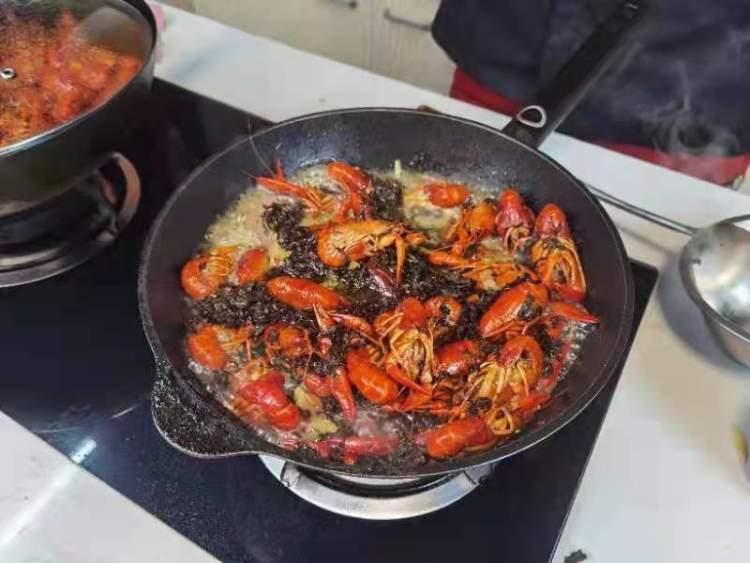 活虾上市月份探讨，何时品尝新鲜活虾？